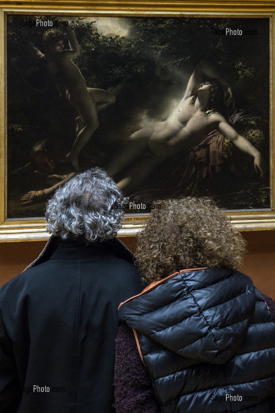COUPLE DE VISITEURS DEVANT ENDYMION, EFFET DE LUNE DIT AUSSI LE SOMMEIL D'ENDYMION, ANNE-LOUIS GIRODET DE ROUSSY-TRIOSON, MUSEE DU LOUVRE, PARIS (75), FRANCE 