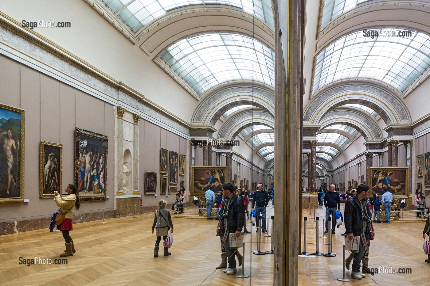 VISITEURS DANS LA SALLE DES PEINTURES ITALIENNES, MUSEE DU LOUVRE, PARIS (75), FRANCE 