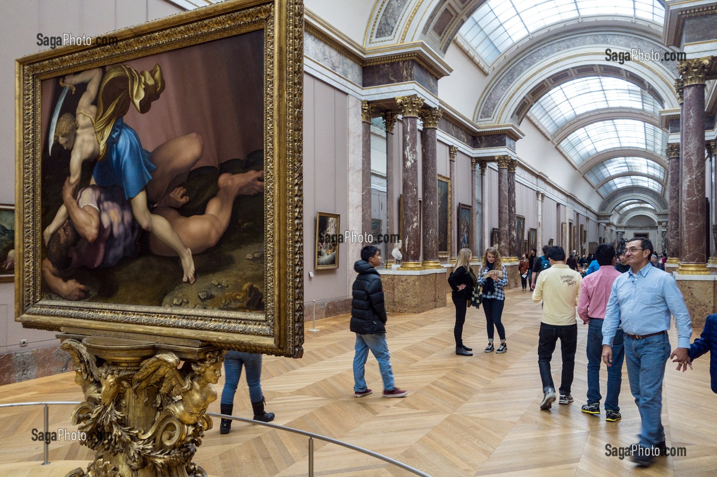 VISITEURS DANS LA SALLE DES PEINTURES ITALIENNES, MUSEE DU LOUVRE, PARIS (75), FRANCE 