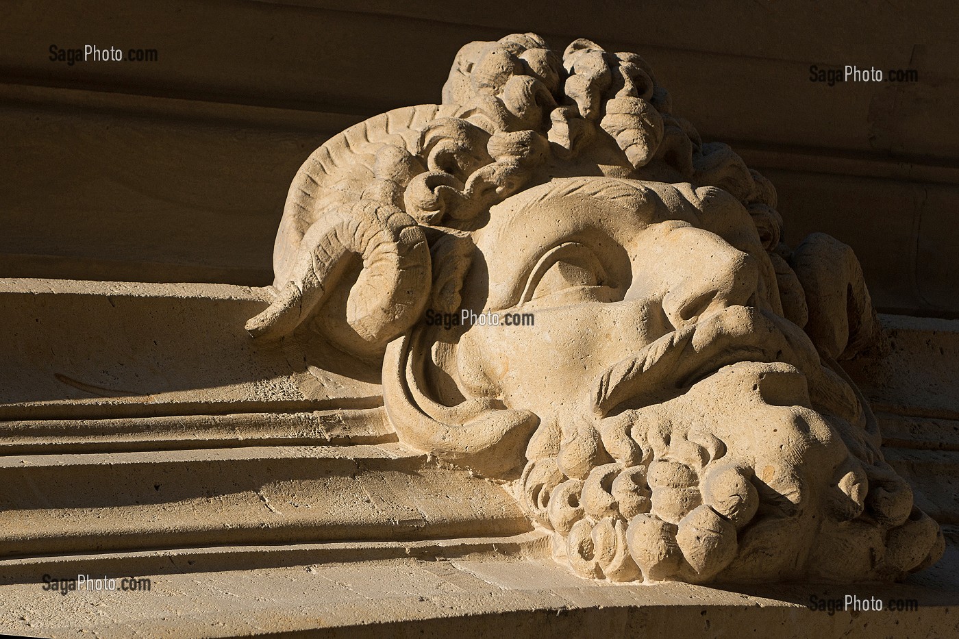 ZEUS-HAMMON, DIVINITE GRECO-ROMAINE AU VISAGE D'HOMME AVEC DES CORNES DE BELIER, RUE GUYNEMER, PARIS (75), FRANCE 