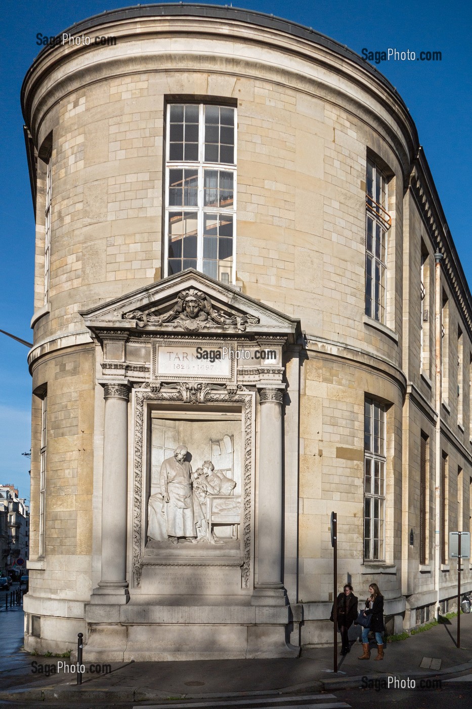 MONUMENT EN HOMMAGE A STEPHANE TARNIER, OBSTETRICIEN PROFESSEUR DE MEDECINE, IMMEUBLE DE L'AVENUE DE L'OBSERVATOIRE, PARIS (75), FRANCE 