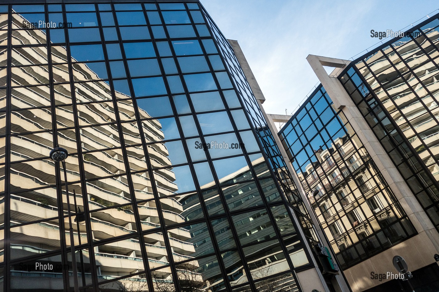 REFLET D'IMMEUBLE MODERNE D'HABITATION ET DE BUREAUX, RUE VERCINGETORIX, PARIS (75), FRANCE 
