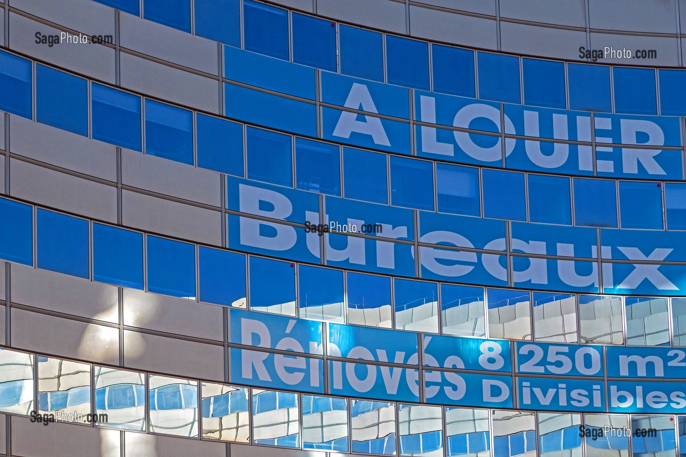 LOCATION D'IMMEUBLES DE BUREAUX RENOVES, A LOUER IMMOBILIER D'ENTREPRISE, BOULEVARD PASTEUR AVEC VUE SUR LA TOUR EIFFEL, PARIS (75), FRANCE 