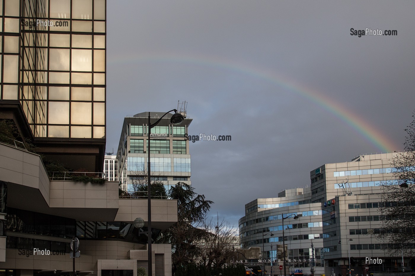 ARC EN CIEL DEVANT L'ENTREE DE LA GARE MONTPARNASSE, PARIS (75), FRANCE 