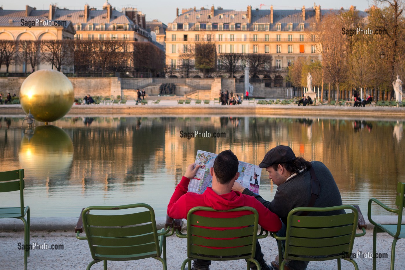 TOURISTES AUTOUR DU BASSIN OCTOGONAL DU JARDIN DES TUILERIES, GLOBE EN BRONZE DORE DE JAMES LEE BYARS, 1 ER ARRONDISSEMENT, PARIS (75), FRANCE 