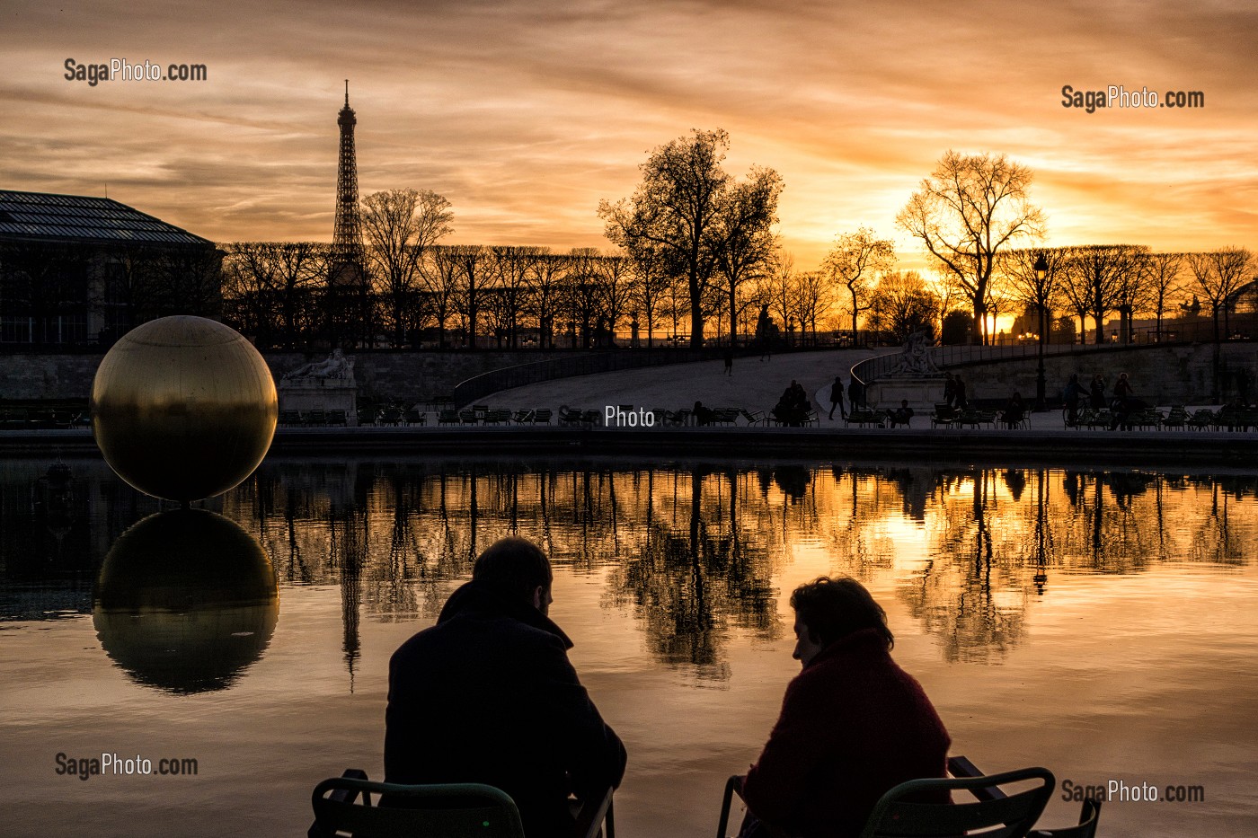 TOURISTES AUTOUR DU BASSIN OCTOGONAL DU JARDIN DES TUILERIES, ET LA TOUR EIFFEL, GLOBE EN BRONZE DORE DE JAMES LEE BYARS, 1 ER ARRONDISSEMENT, PARIS (75), FRANCE 