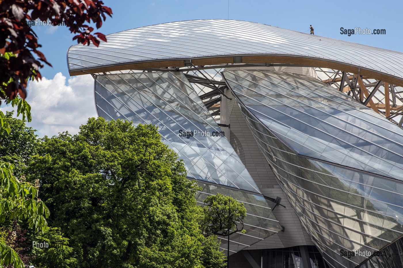 TRAVAIL ACCROBATIQUE, HOMME SUR LA CHARPENTE DE LA FONDATION LOUIS VUITTON, CONSTRUIT PAR L'ARCHITECTE FRANCK GEHRY, PRES DU JARDIN D'ACCLIMATATION ET DU BOIS DE BOULOGNE, PARIS (75), FRANCE 