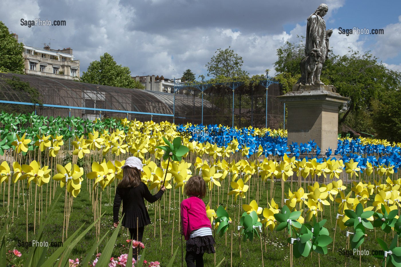 ENFANTS QUI JOUENT AVEC LES MOULINS A VENT MULTICOLORES, JARDIN D'ACCLIMATATION DANS LE BOIS DE BOULOGNE, PARIS (75), FRANCE 