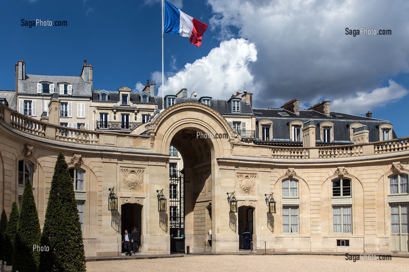 DRAPEAU FRANCAIS ET COUR INTERIEURE DU PALAIS DE L'ELYSEE, RESIDENCE DE LA PRESIDENCE DE LA REPUBLIQUE, PARIS (75), FRANCE 