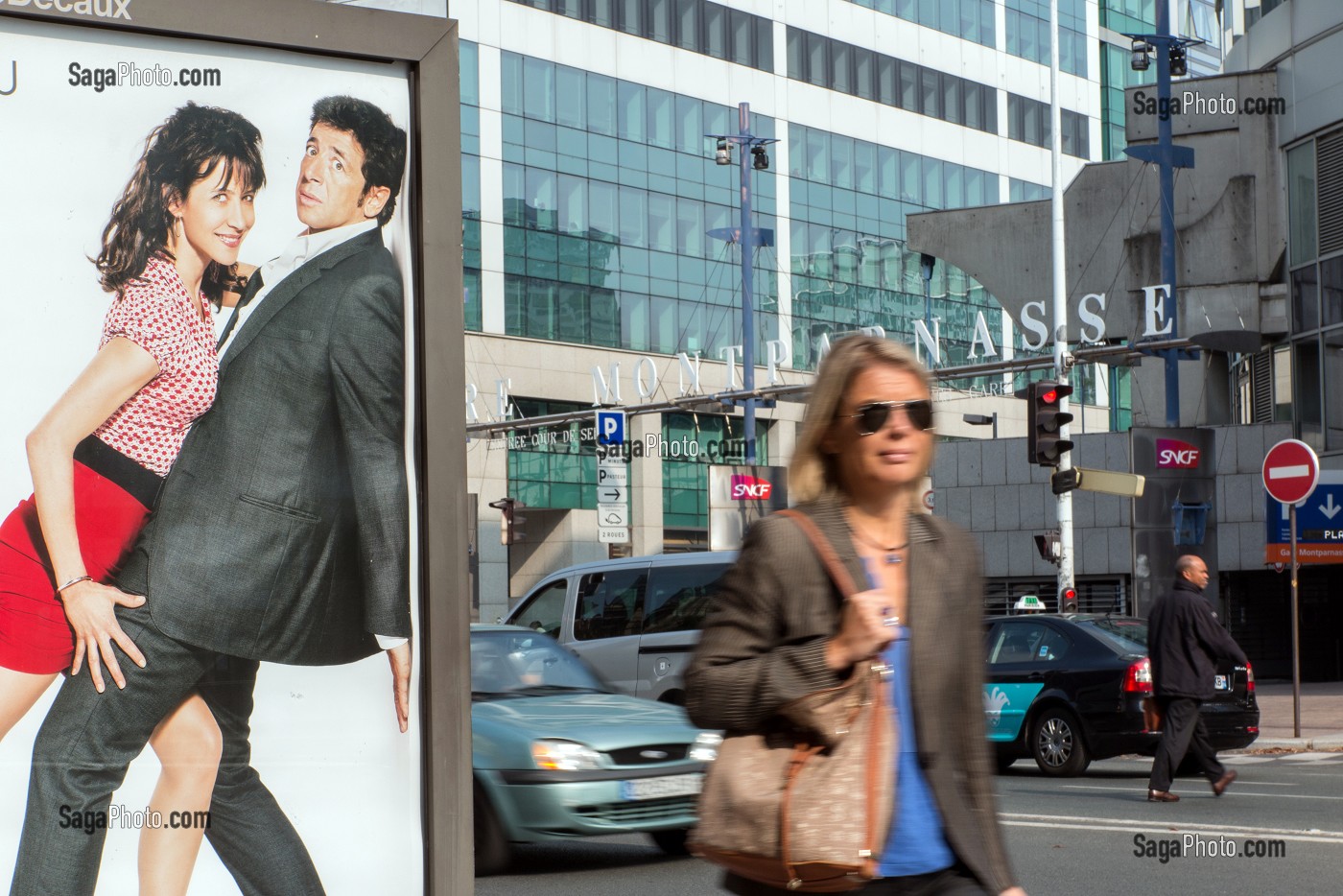 AFFICHE DU FILM 'TU VEUX OU TU VEUX PAS' AVEC SOPHIE MARCEAU ET PATRICK BRUEL, IMAGE INSOLITE DEVANT LES PASSANTS DE LA GARE MONTPARNASSE, PARIS (75), FRANCE 