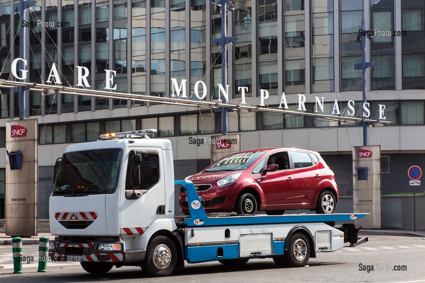 ENLEVEMENT DE VOITURE GENANTE POUR MISE EN FOURRIERE DEVANT LA GARE MONTPARNASSE, PARIS (75), FRANCE 