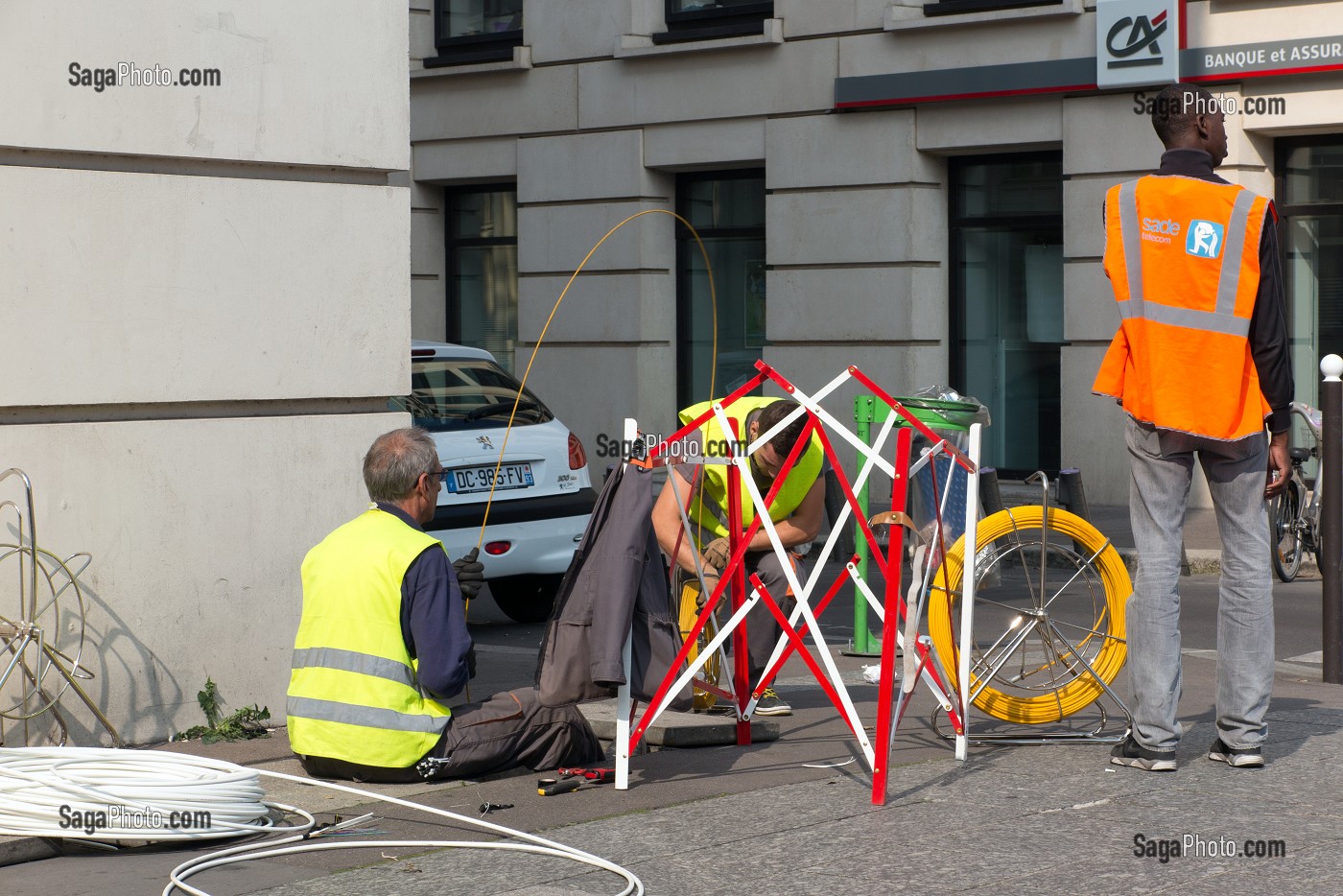 TRAVAUX DE RACCORDEMENT DE LA FIBRE OPTIQUE POUR LE RESEAU INTERNET ET TELEPHONE DEVANT LA GARE MONTPARNASSE, PLACE DE CATALOGNE, PARIS (75), FRANCE 