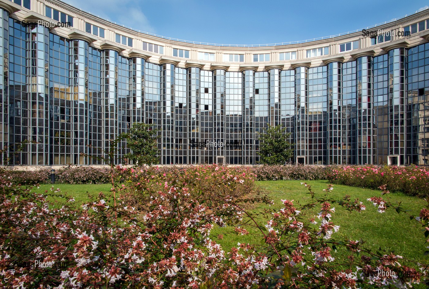 LOGEMENT SOCIAUX HLM DE LA VILLE DE PARIS DANS LES IMMEUBLES EN VERRE IMAGINE PAR L'ARCHITECTE RICARDO BOFILL, JARDIN DE LA PLACE DE SEOUL DERRIERE LA PLACE DE CATALOGNE, PARIS (75), FRANCE 