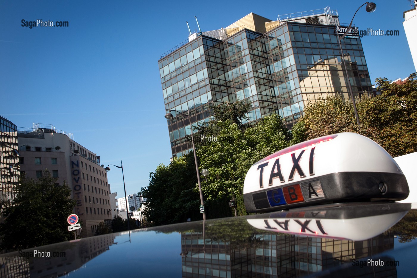 TAXI PARISIEN DEVANT LES IMMEUBLES MODERNES DU BOULEVARD PASTEUR, PARIS (75), FRANCE 