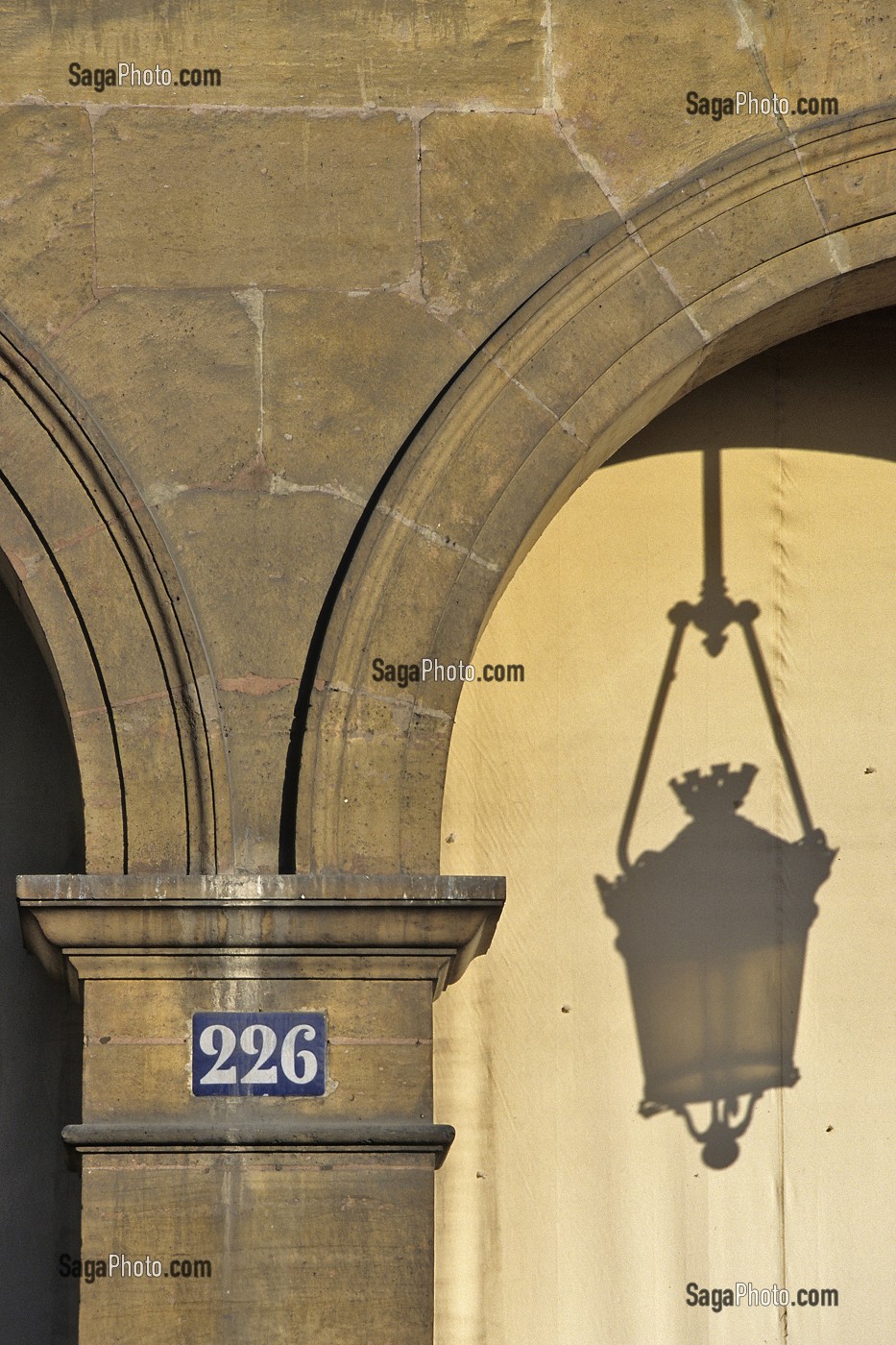 ARCADES ET LANTERNES DE LA RUE DE RIVOLI, PARIS, 1ER ARRONDISSEMENT, PARIS (75), FRANCE 