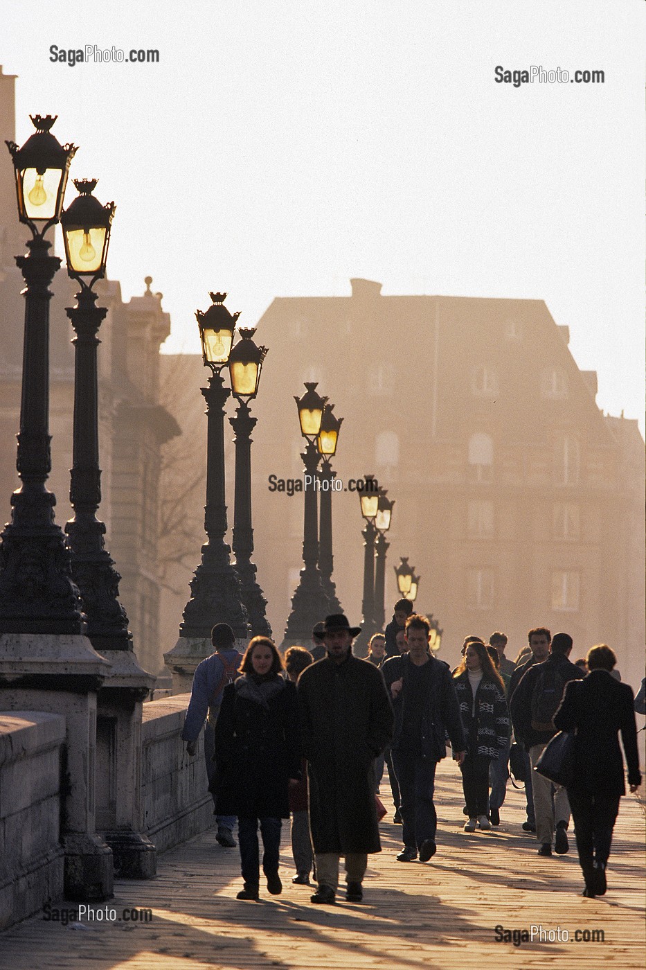 CONTREJOUR AVEC DES PROMENEURS PONT NEUF, 1ER ARRONDISSEMENT, PARIS (75), FRANCE 