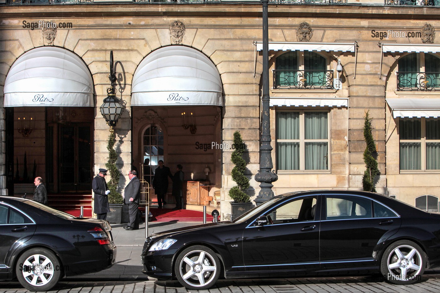 VOITURES DEVANT L'HOTEL RITZ, PLACE VENDOME, PARIS, FRANCE, EUROPE 