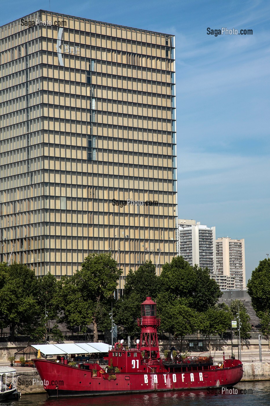 BIBLIOTHEQUE NATIONALE DE FRANCE  FRANCOIS MITTERRAND, BNF ET LE BATOFAR, PENICHE CAFE CONCERT SUR LA SEINE, PARIS, 13 EME ARRONDISSEMENT, EUROPE 