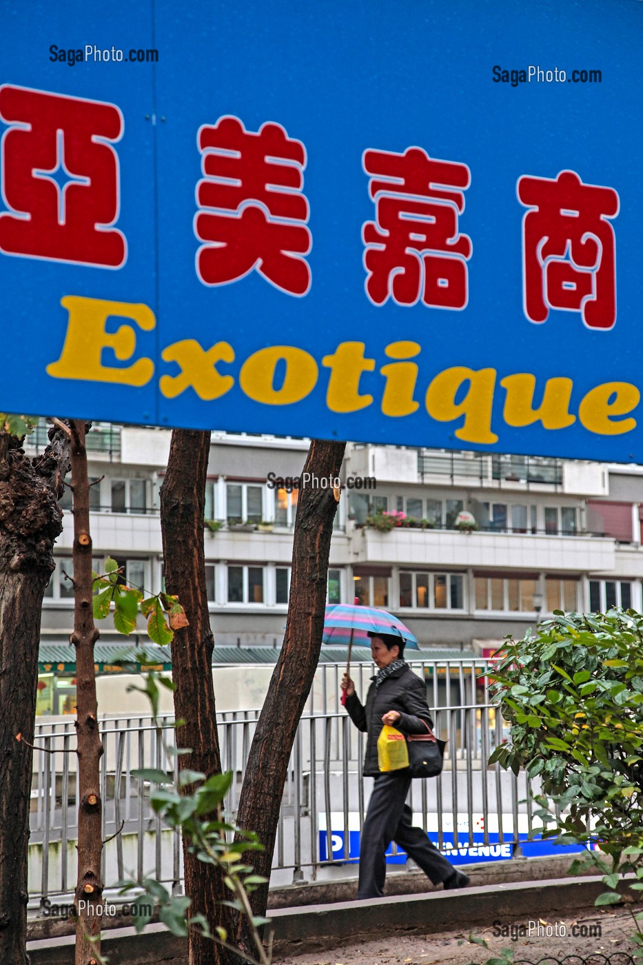 PASSANTE ET ECRITURE CHINOISE, ILLUSTRATION CHINATOWN, QUARTIER CHINOIS, PARIS (75), 13 EME ARRONDISSEMENT 