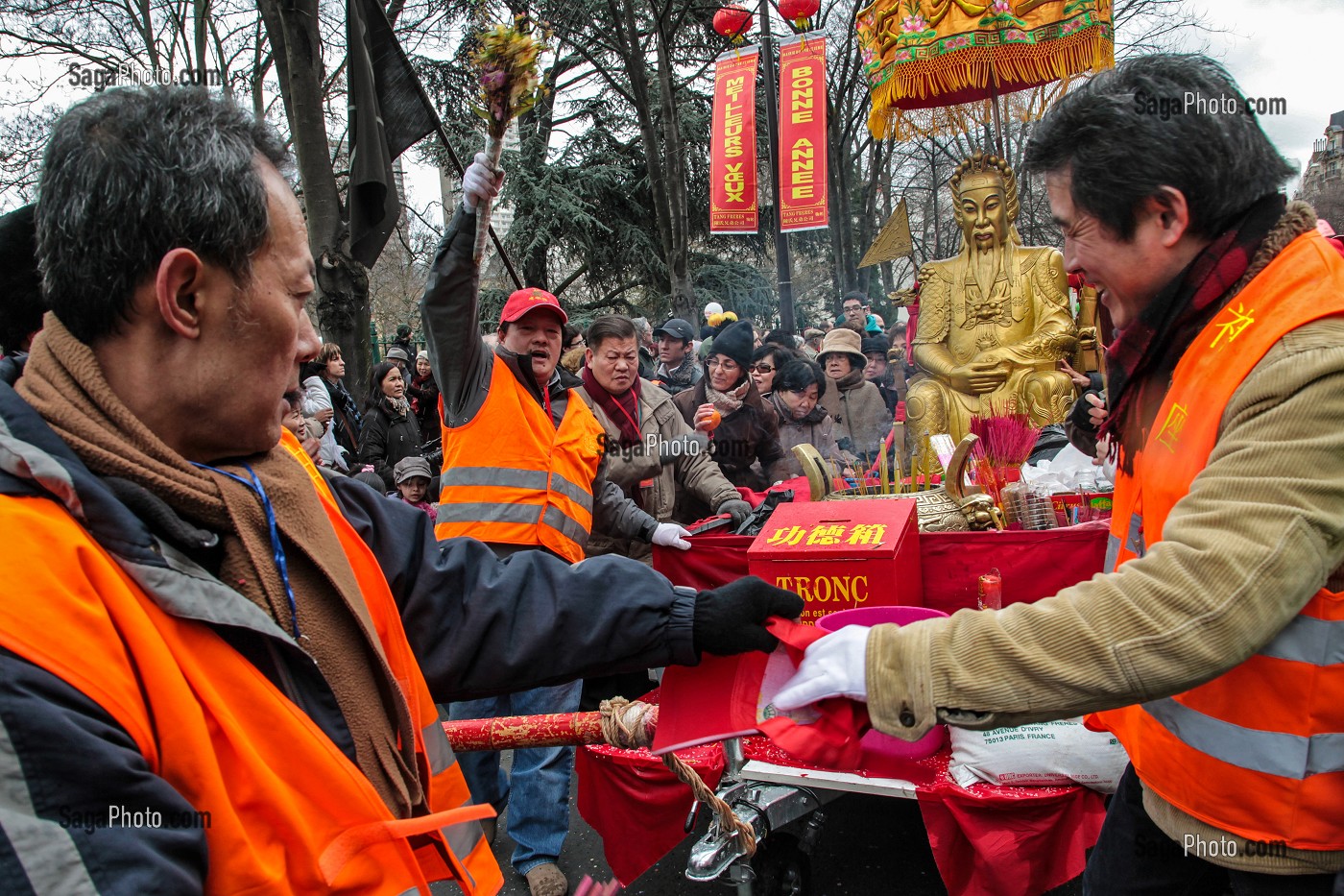 BENEDICTION DU BOUDDHA, DEFILE A PARIS CELEBRANT L'ENTREE DANS L'ANNEE DU TIGRE NOUVELLE ANNEE, NOUVEL AN CHINOIS, DEFILE A PARIS CELEBRANT L'ENTREE DANS L'ANNEE DU TIGRE, PARIS (75), 13 EME ARRONDISSEMENT 