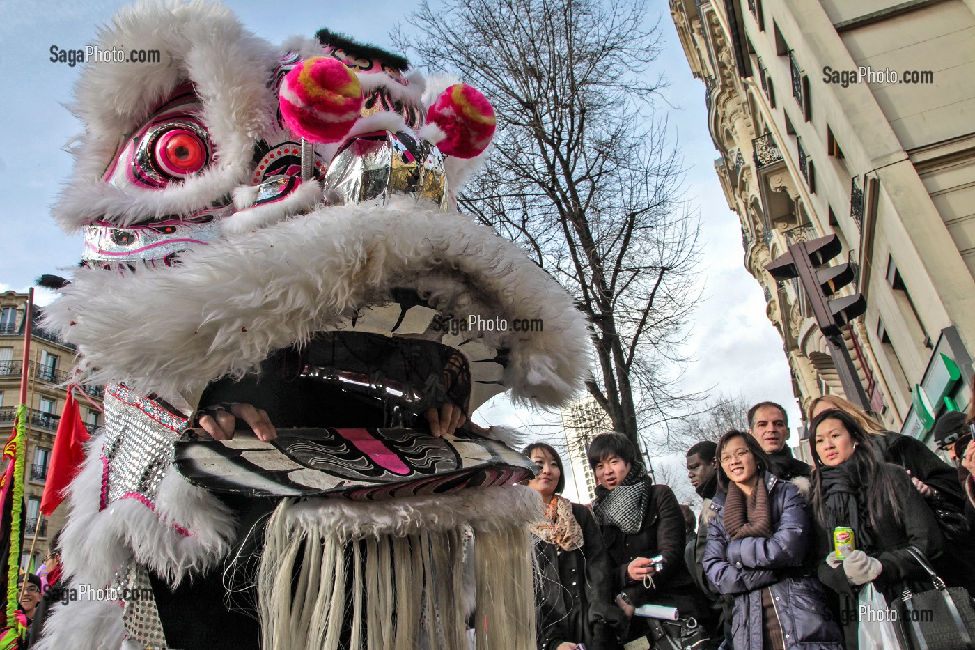 DANSE CHINOISE DU LION PROTECTEUR, IL ECARTE LES GENIES MALFAISANT, MYTHOLOGIE CHINOISE, NOUVELLE ANNEE, NOUVEL AN CHINOIS, DEFILE A PARIS CELEBRANT L'ENTREE DANS L'ANNEE DU TIGRE, PARIS (75), 13 EME ARRONDISSEMENT 