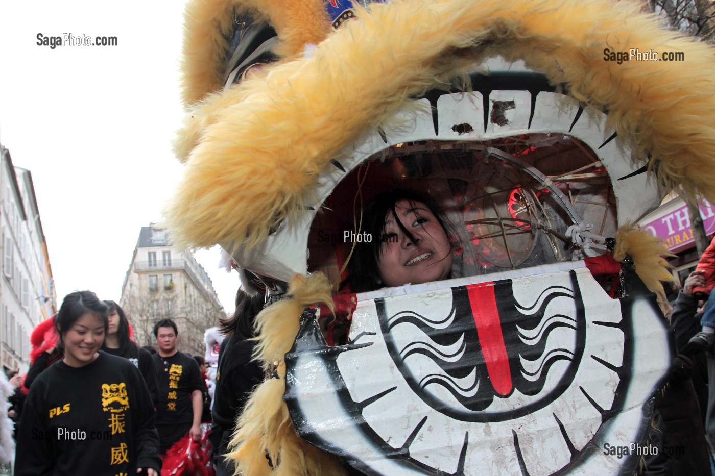 DANSE CHINOISE DU LION PROTECTEUR, IL ECARTE LES GENIES MALFAISANT, MYTHOLOGIE CHINOISE, NOUVELLE ANNEE, NOUVEL AN CHINOIS, DEFILE A PARIS CELEBRANT L'ENTREE DANS L'ANNEE DU TIGRE, PARIS (75), 13 EME ARRONDISSEMENT 