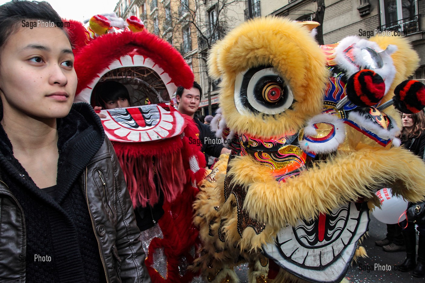 DANSE CHINOISE DU LION PROTECTEUR, IL ECARTE LES GENIES MALFAISANT, MYTHOLOGIE CHINOISE, NOUVELLE ANNEE, NOUVEL AN CHINOIS, DEFILE A PARIS CELEBRANT L'ENTREE DANS L'ANNEE DU TIGRE, PARIS (75), 13 EME ARRONDISSEMENT 