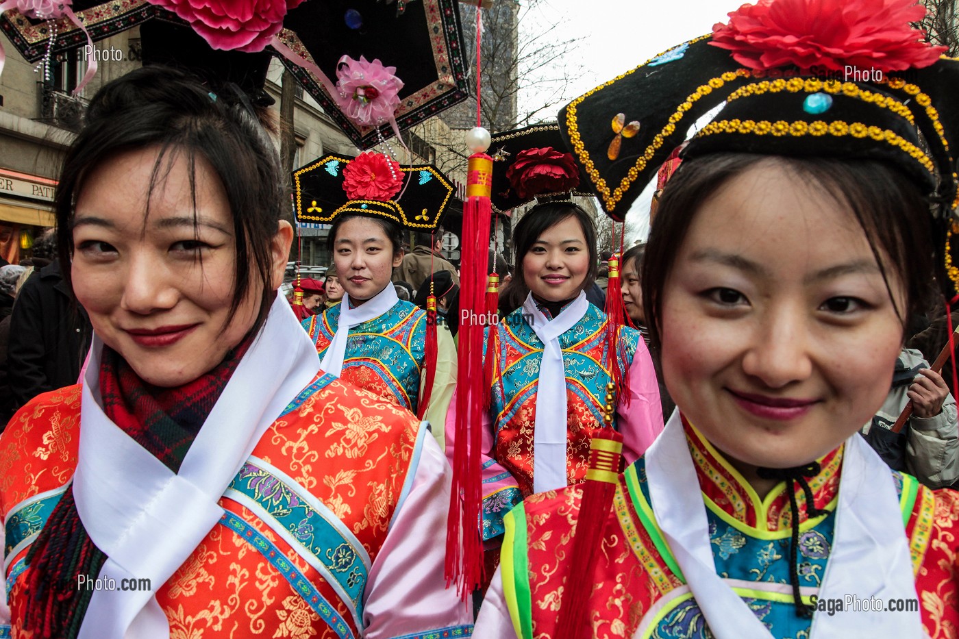 JEUNES FEMMES ASIATIQUE EN HABIT TRADITIONNEL, DEFILE A PARIS CELEBRANT L'ENTREE DANS L'ANNEE DU TIGRE, 13 EME ARRONDISSEMENT, PARIS (75) 