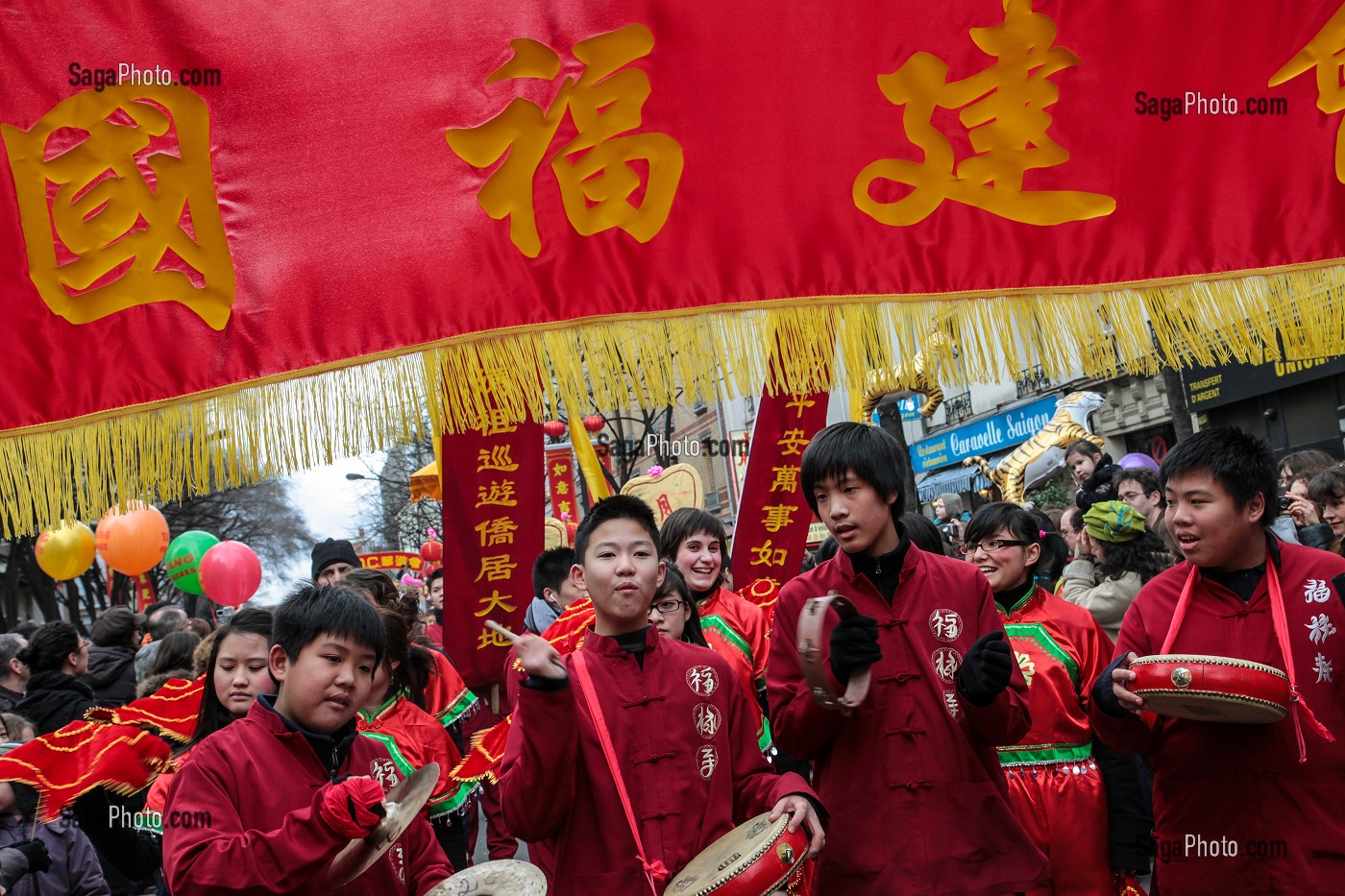 JEUNES ASIATIQUES EN HABIT TRADITIONNEL, NOUVELLE ANNEE, NOUVEL AN CHINOIS, DEFILE A PARIS CELEBRANT L'ENTREE DANS L'ANNEE DU TIGRE, PARIS (75), 13 EME ARRONDISSEMENT 
