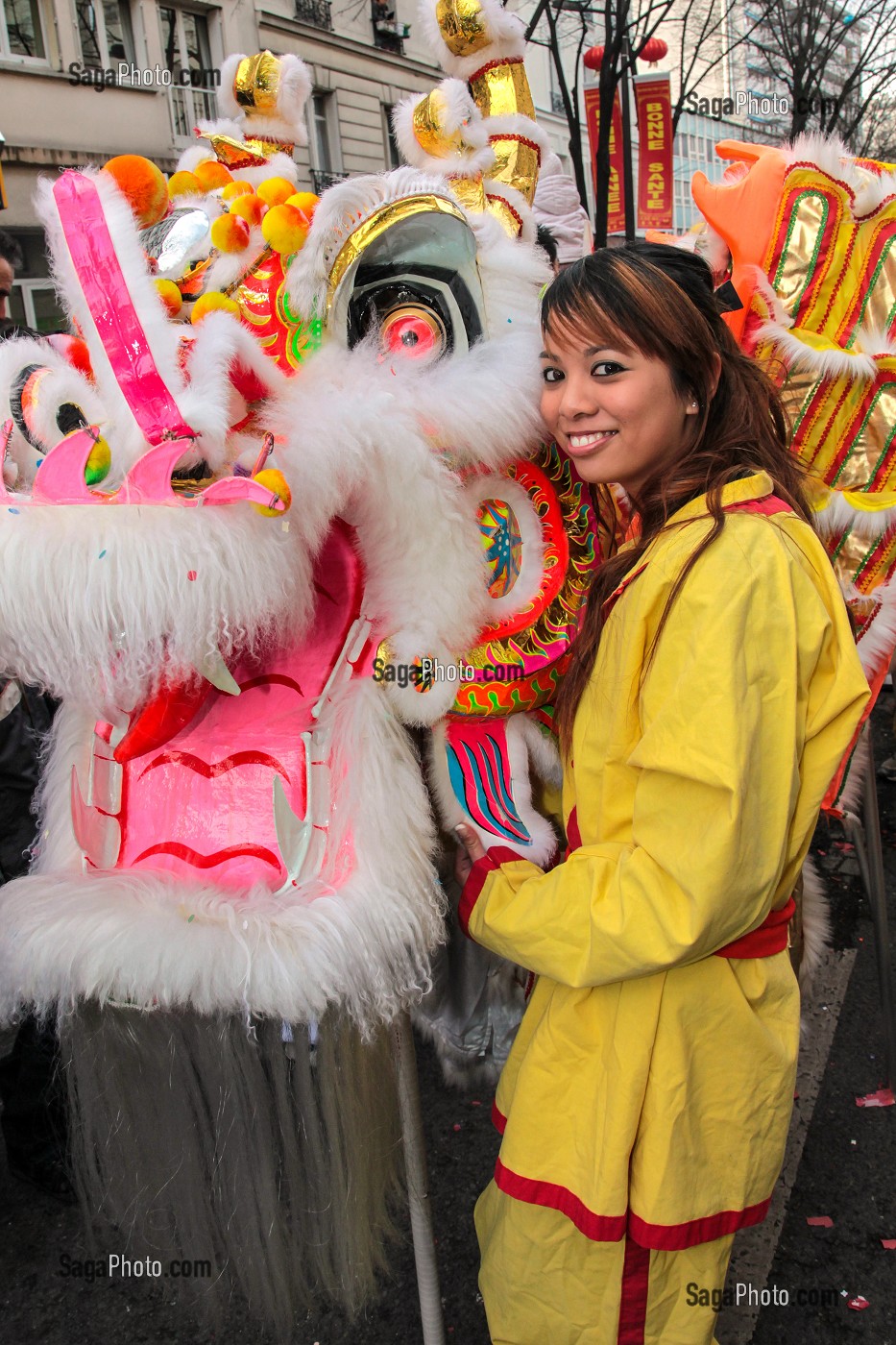 JEUNES ASIATIQUES EN HABIT TRADITIONNEL, NOUVELLE ANNEE, NOUVEL AN CHINOIS , DANSE CHINOISE DU LION PROTECTEUR, IL ECARTE LES GENIES MALFAISANT, MYTHOLOGIE CHINOISE, DEFILE A PARIS CELEBRANT L'ENTREE DANS L'ANNEE DU TIGRE, PARIS (75), 13 EME ARRONDISSEMENT 