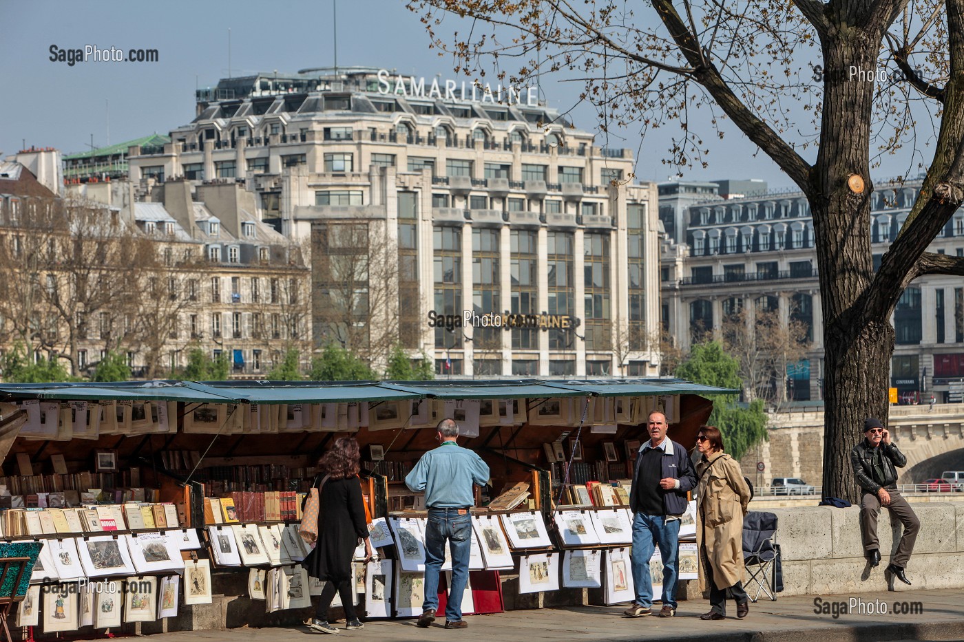 BOUQUINISTE INSTALLE SUR LES BORDS DE SEINE, PRES DE LA SAMARITAINE, QUAI CONTI, PARIS (75), ILE-DE-FRANCE, FRANCE 