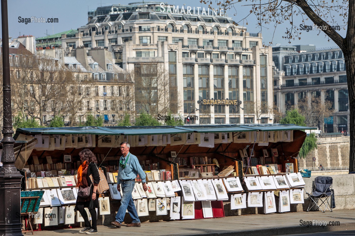 BOUQUINISTE INSTALLE SUR LES BORDS DE SEINE, PRES DE LA SAMARITAINE, QUAI CONTI, PARIS (75), ILE-DE-FRANCE, FRANCE 
