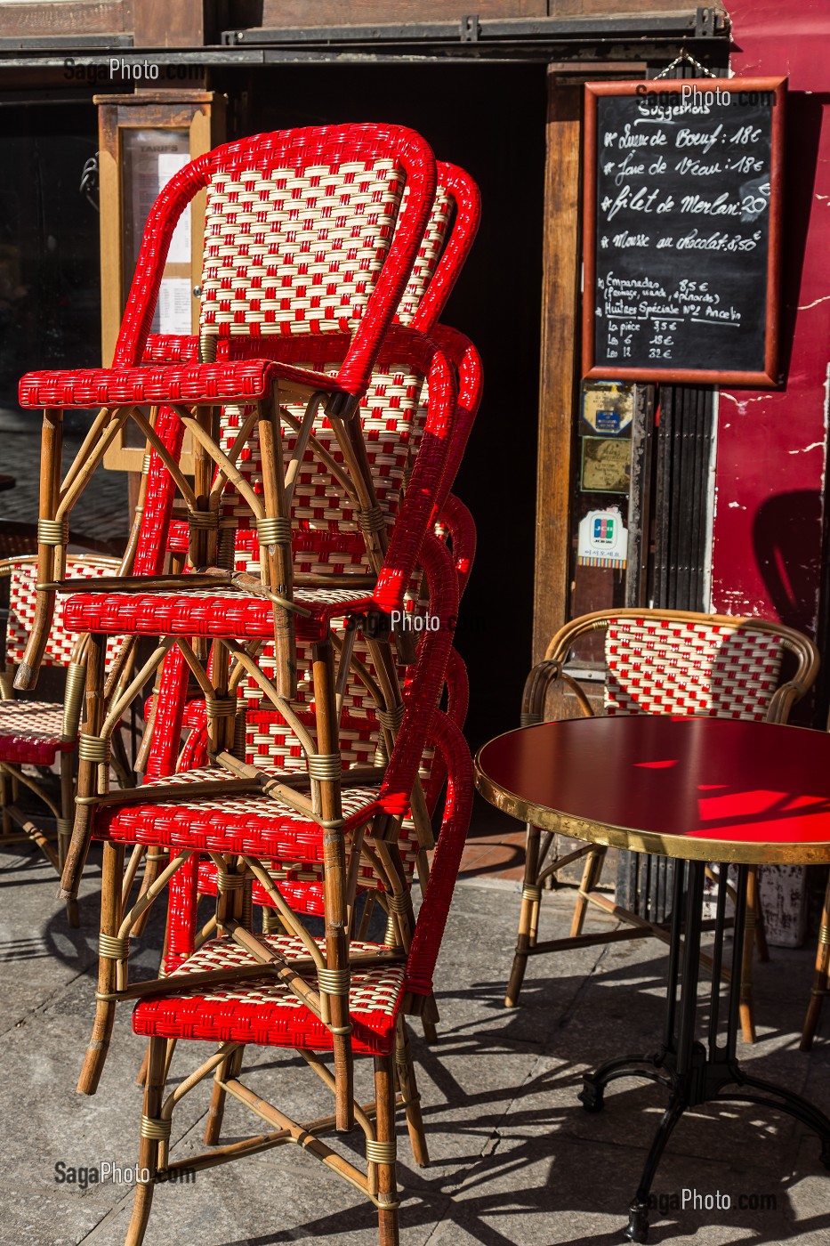 CHAISES BISTROT EN OSIER, TYPIQUES DES CAFES BRASSERIES RESTAURANTS DE PARIS, ILE DE FRANCE, FRANCE 