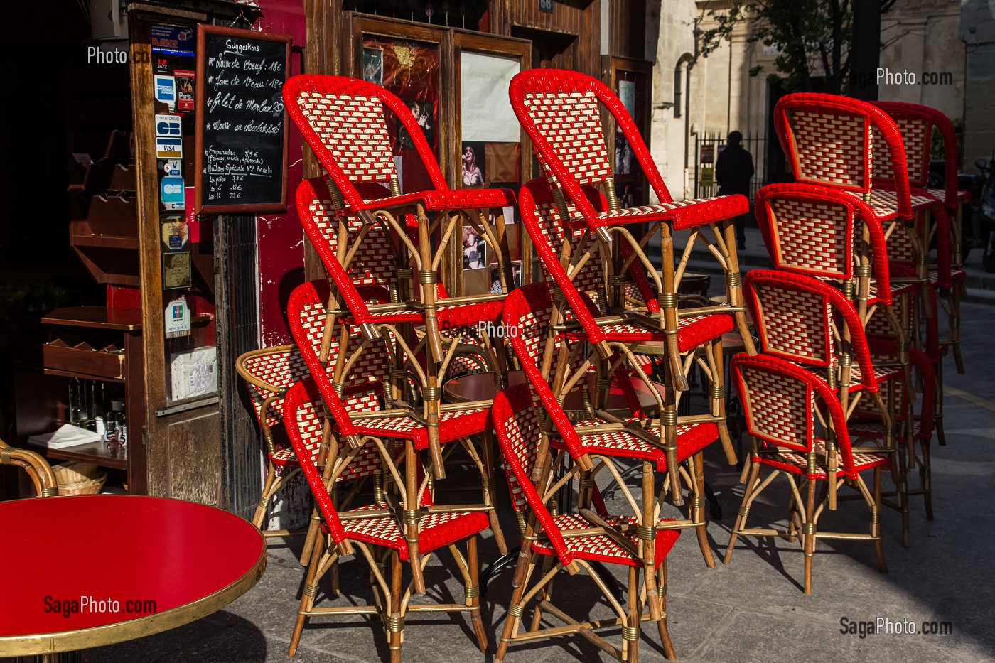 CHAISES BISTROT EN OSIER, TYPIQUES DES CAFES BRASSERIES RESTAURANTS DE PARIS, ILE DE FRANCE, FRANCE 