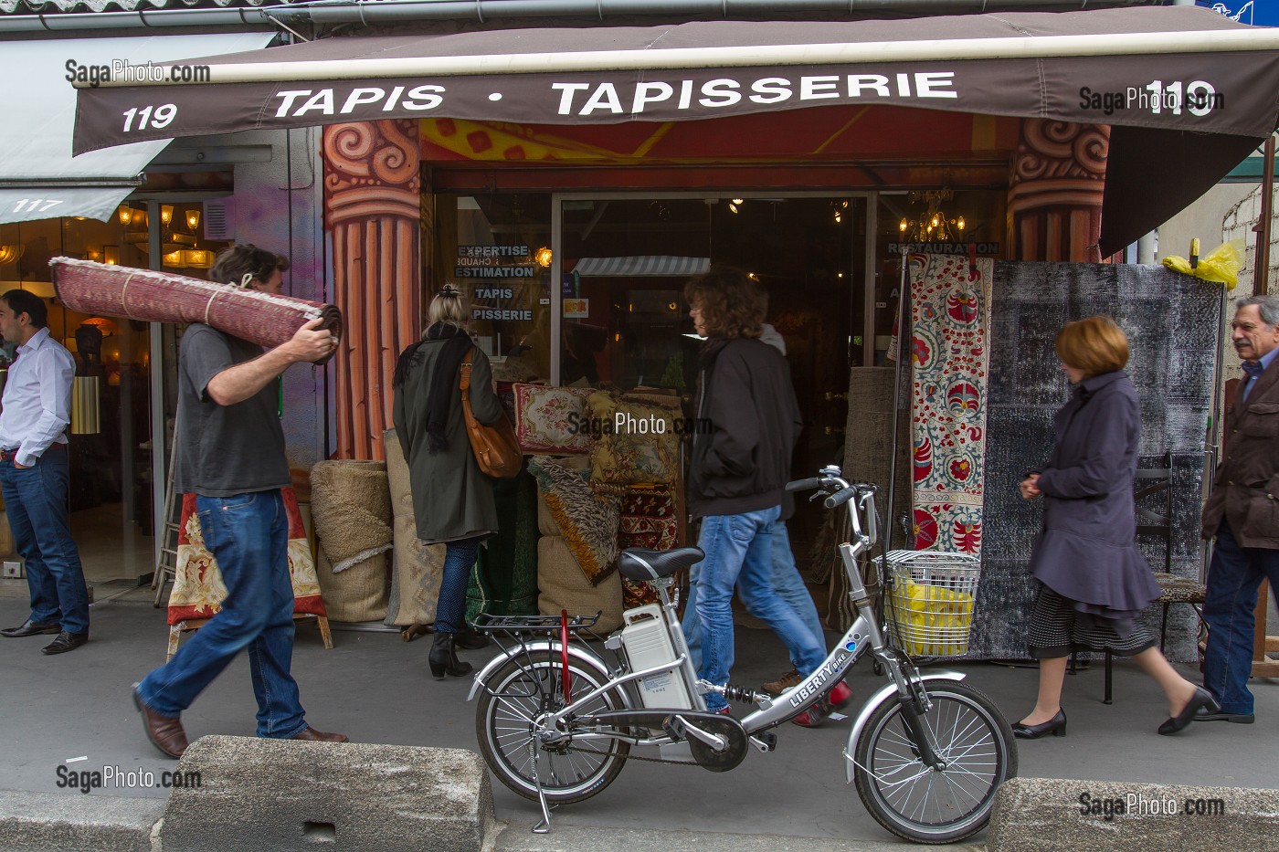 MARCHE AUX PUCES, MARCHE VERNAISON, SAINT-OUEN, SEINE-SAINT-DENIS, FRANCE 