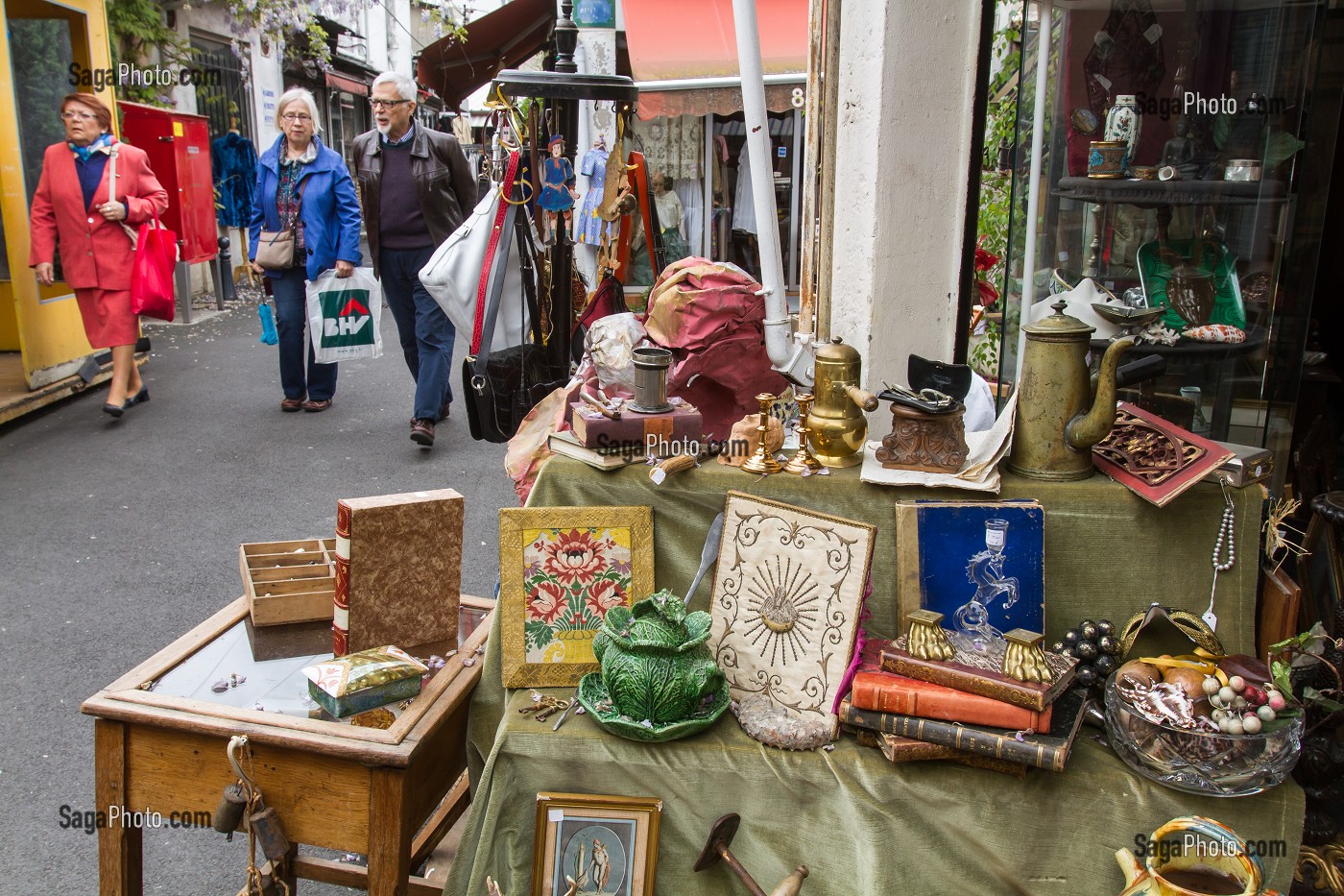 MARCHE AUX PUCES, MARCHE VERNAISON, SAINT-OUEN, SEINE-SAINT-DENIS, FRANCE 