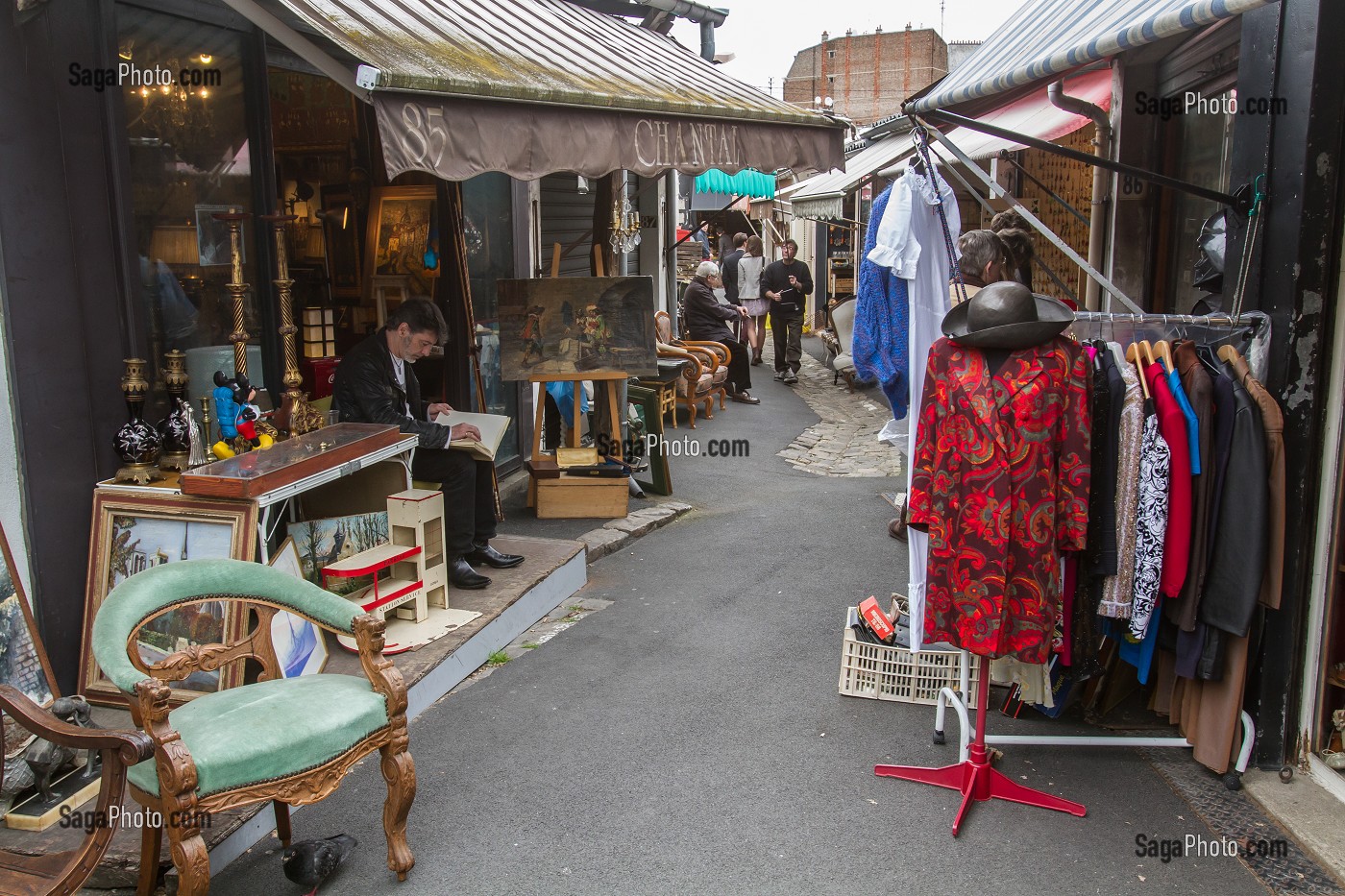 MARCHE AUX PUCES, MARCHE VERNAISON, SAINT-OUEN, SEINE-SAINT-DENIS, FRANCE 