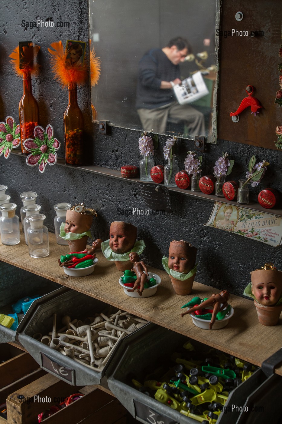 MARCHE AUX PUCES, MARCHE VERNAISON, SAINT-OUEN, SEINE-SAINT-DENIS, FRANCE 