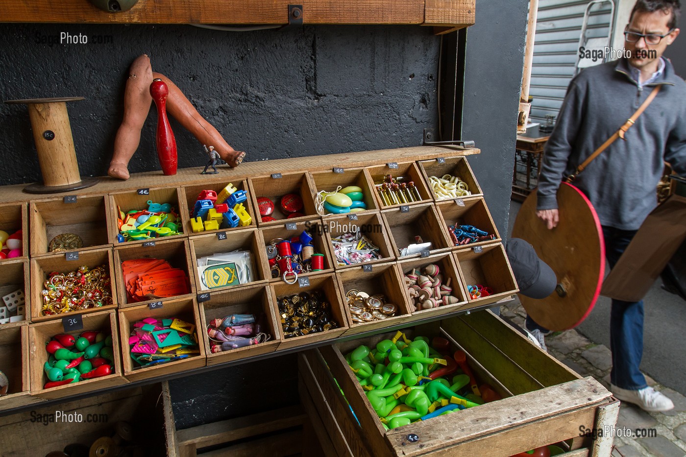 MARCHE AUX PUCES, MARCHE VERNAISON, SAINT-OUEN, SEINE-SAINT-DENIS, FRANCE 