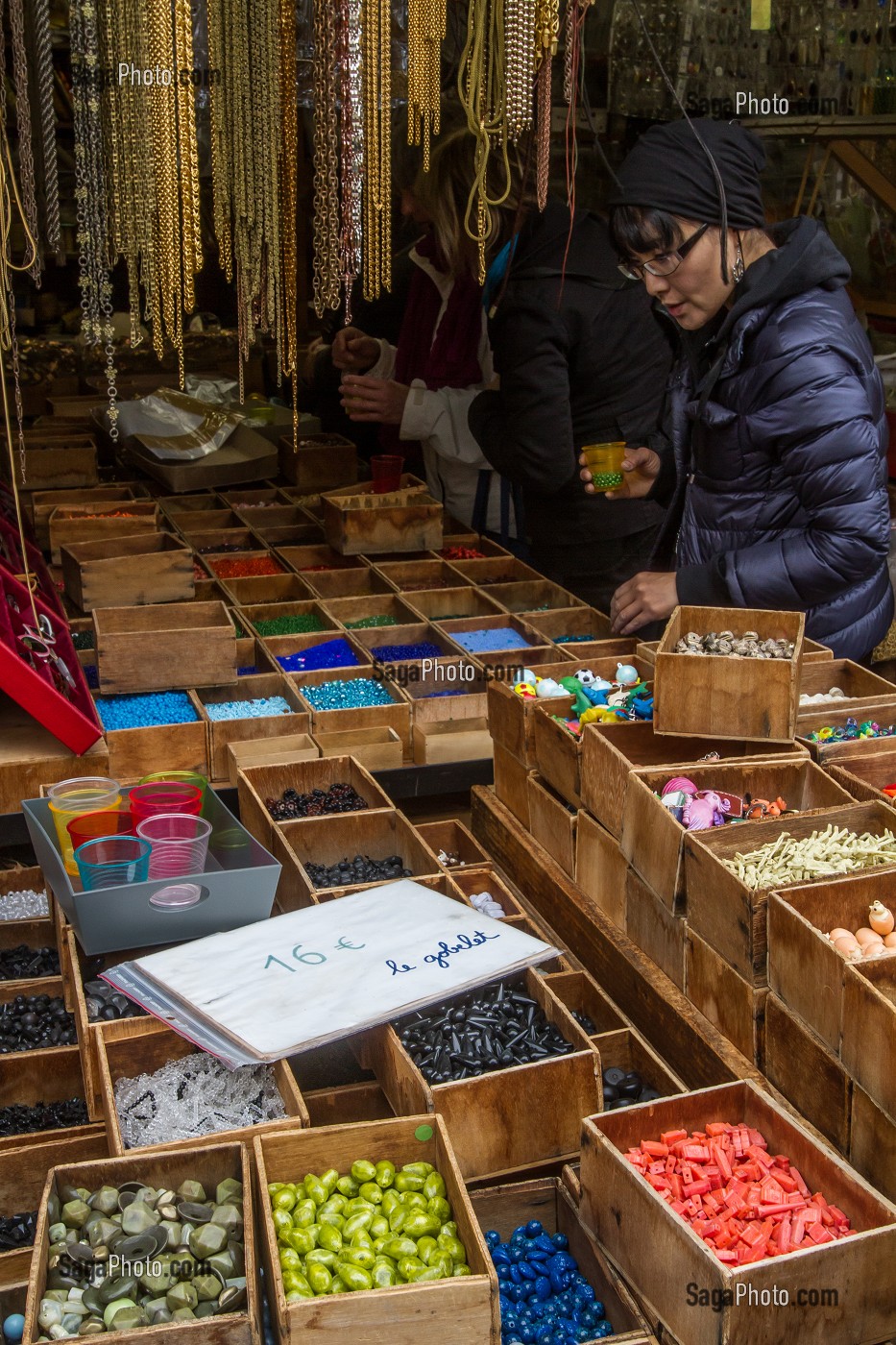 MARCHE AUX PUCES, MARCHE VERNAISON, SAINT-OUEN, SEINE-SAINT-DENIS, FRANCE 