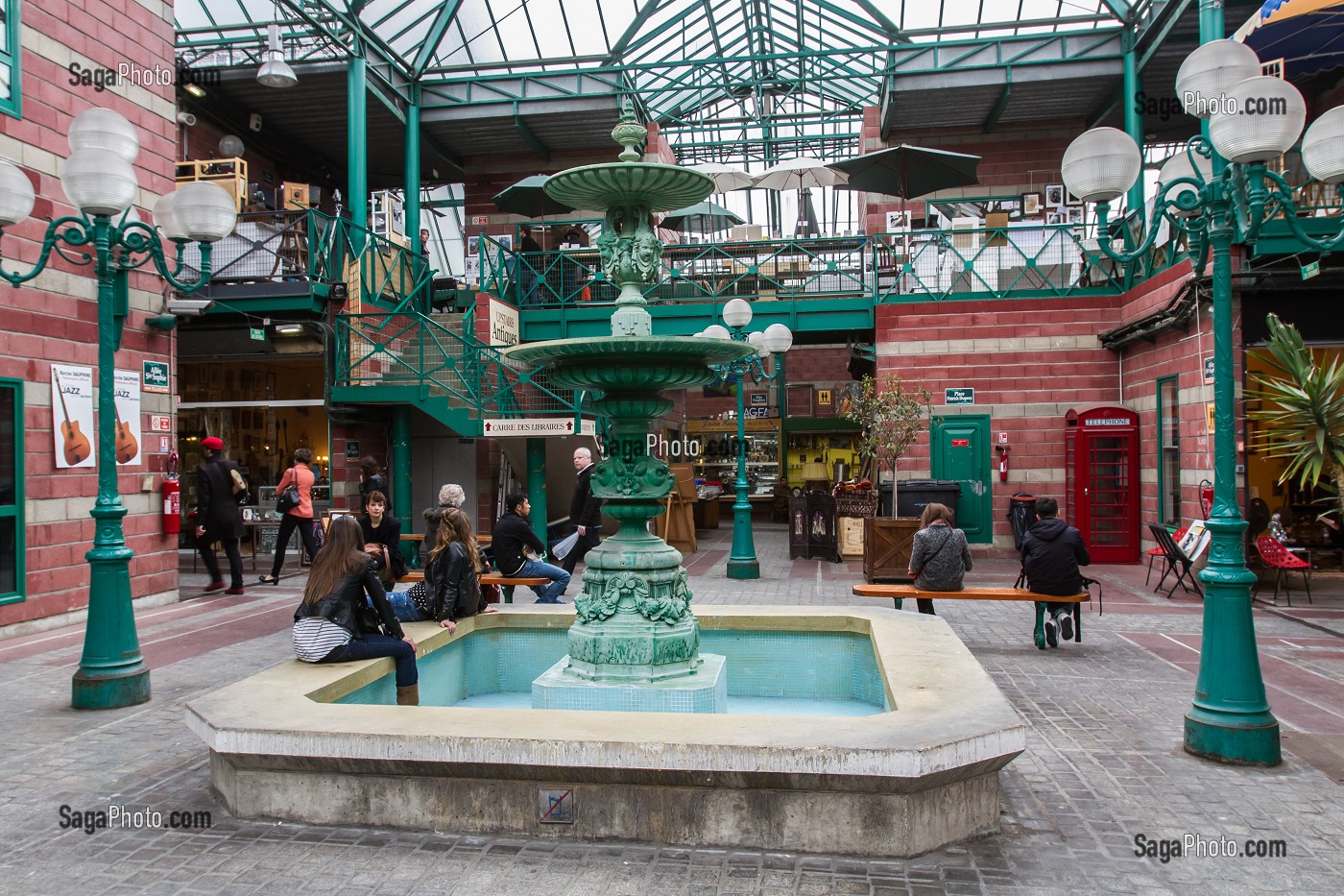 MARCHE AUX PUCES, MARCHE DAUPHINE, SAINT-OUEN, SEINE-SAINT-DENIS, FRANCE 