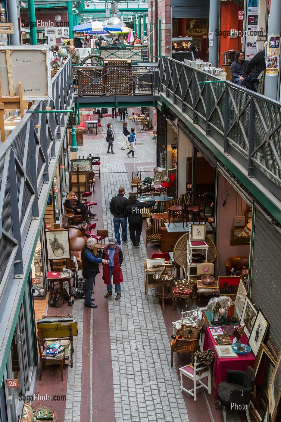 MARCHE AUX PUCES, MARCHE DAUPHINE, SAINT-OUEN, SEINE-SAINT-DENIS, FRANCE 