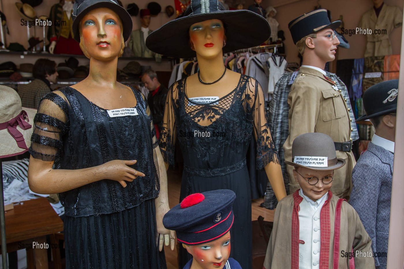 MARCHE AUX PUCES, MARCHE DAUPHINE, SAINT-OUEN, SEINE-SAINT-DENIS, FRANCE 