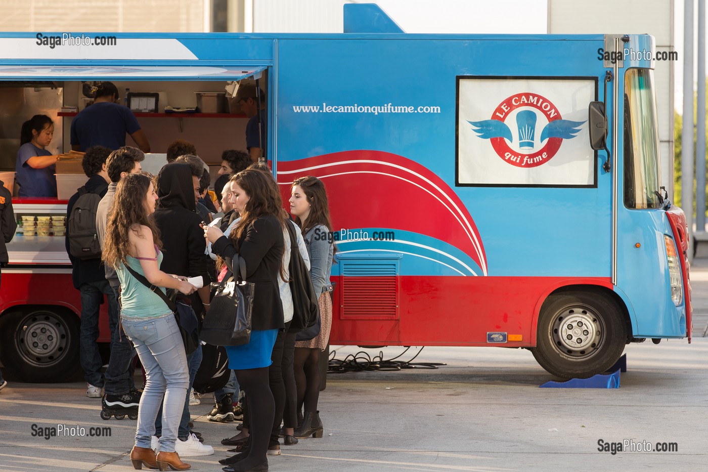 CLIENTS DEVANT LE FOOD TRUCK LE CHIEN QUI FUME, AVENUE DE FRANCE PROCHE GRANDE BIBLIOTHEQUE, 13EME ARRONDISSEMENT, PARIS, FRANCE 