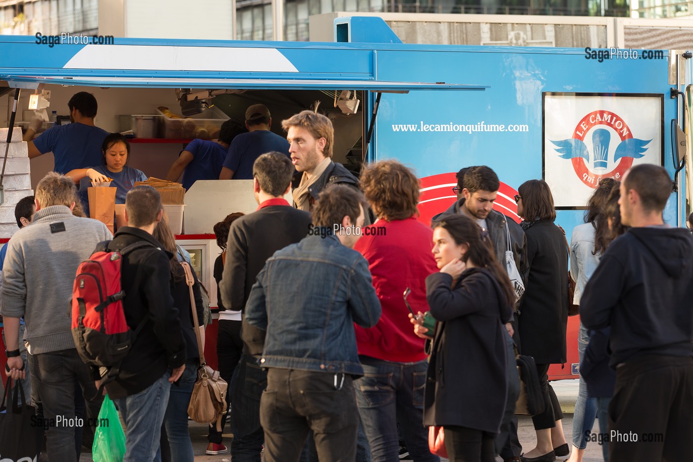 CLIENTS DEVANT LE FOOD TRUCK LE CHIEN QUI FUME, AVENUE DE FRANCE PROCHE GRANDE BIBLIOTHEQUE, 13EME ARRONDISSEMENT, PARIS, FRANCE 