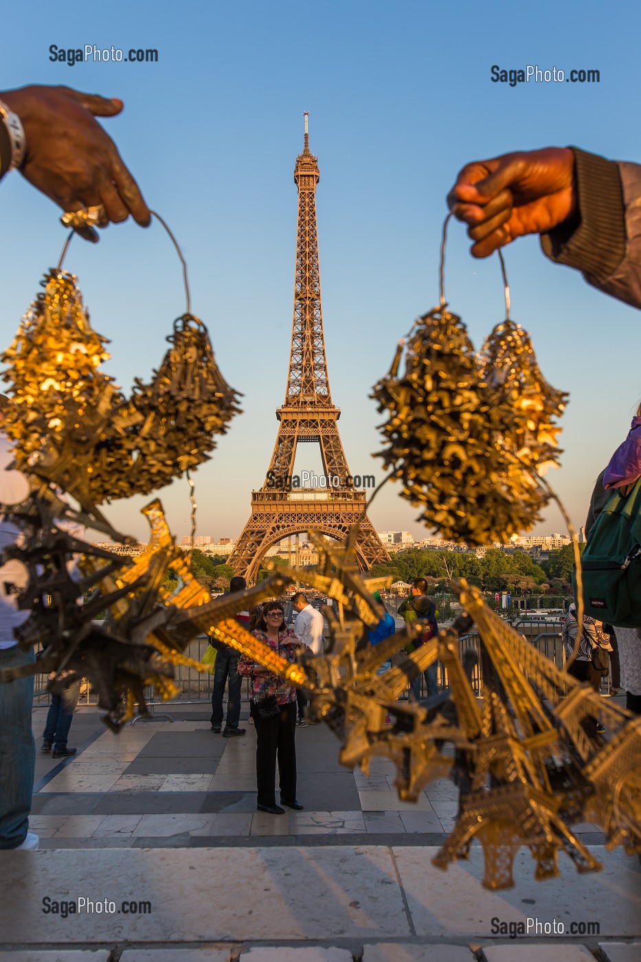 VENDEURS A LA SAUVETTE DE TOURS EIFFEL MINIATURES PRES DE LA TOUR EIFFEL PARIS, FRANCE 