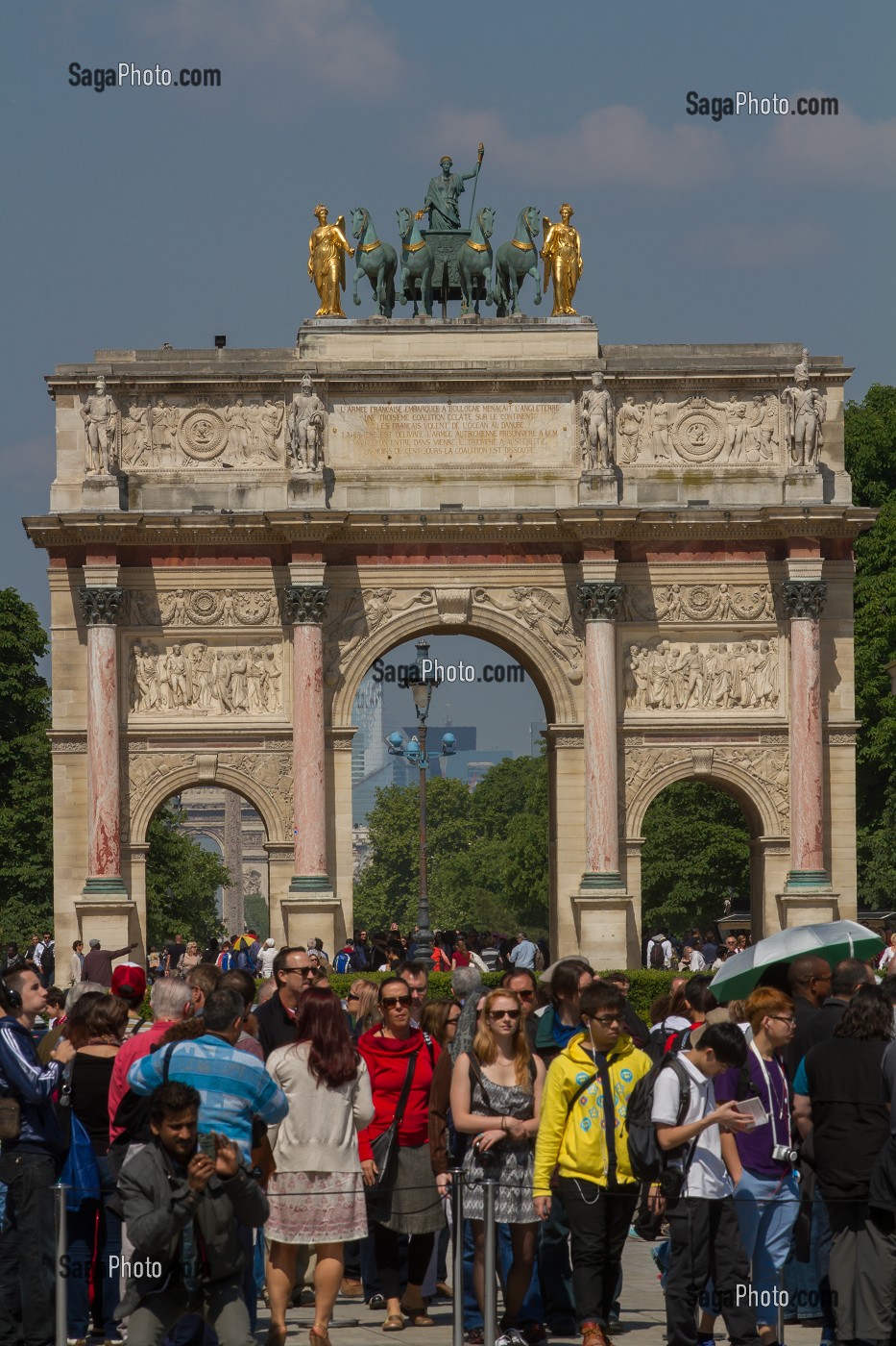 TOURISTES DEVANT L'ARC DE TRIOMPHE DU CARROUSEL DU LOUVRE, 1ER ARRONDISSEMENT, PARIS, FRANCE 