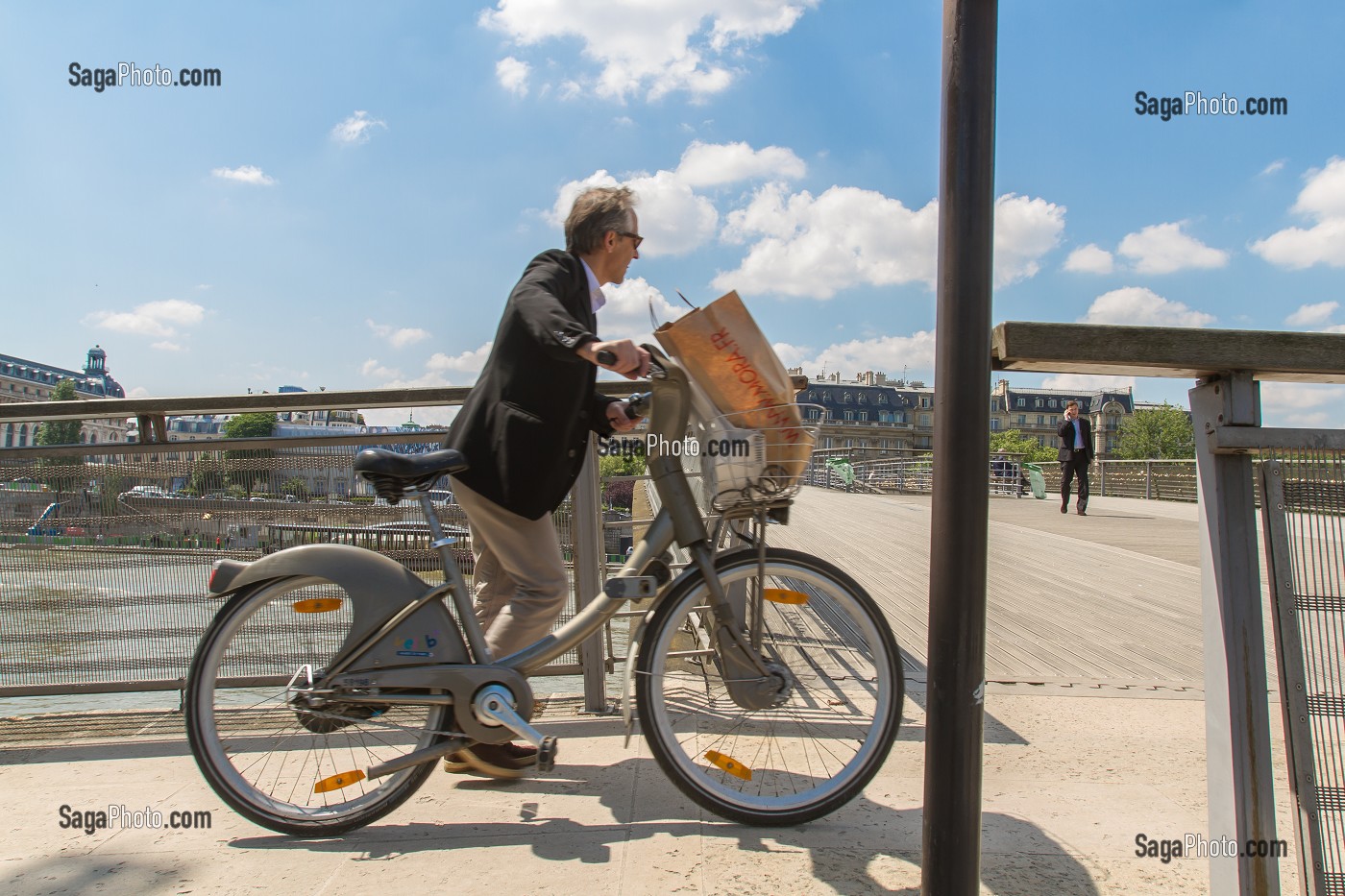 CYCLISTE AVEC UN VELIB, PASSERELLE LEOPOLD SEDAR SENGHOR, PARIS, FRANCE 