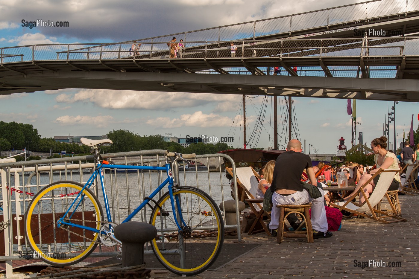 PASSERELLE SIMONE DE BEAUVOIR, BERGE DE LA SEINE, PORT DE LA GARE, 13EME ARRONDISSEMENT, PARIS, FRANCE 