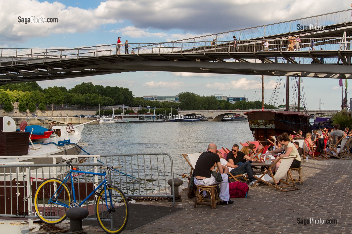 PASSERELLE SIMONE DE BEAUVOIR, BERGE DE LA SEINE, PORT DE LA GARE, 13EME ARRONDISSEMENT, PARIS, FRANCE 